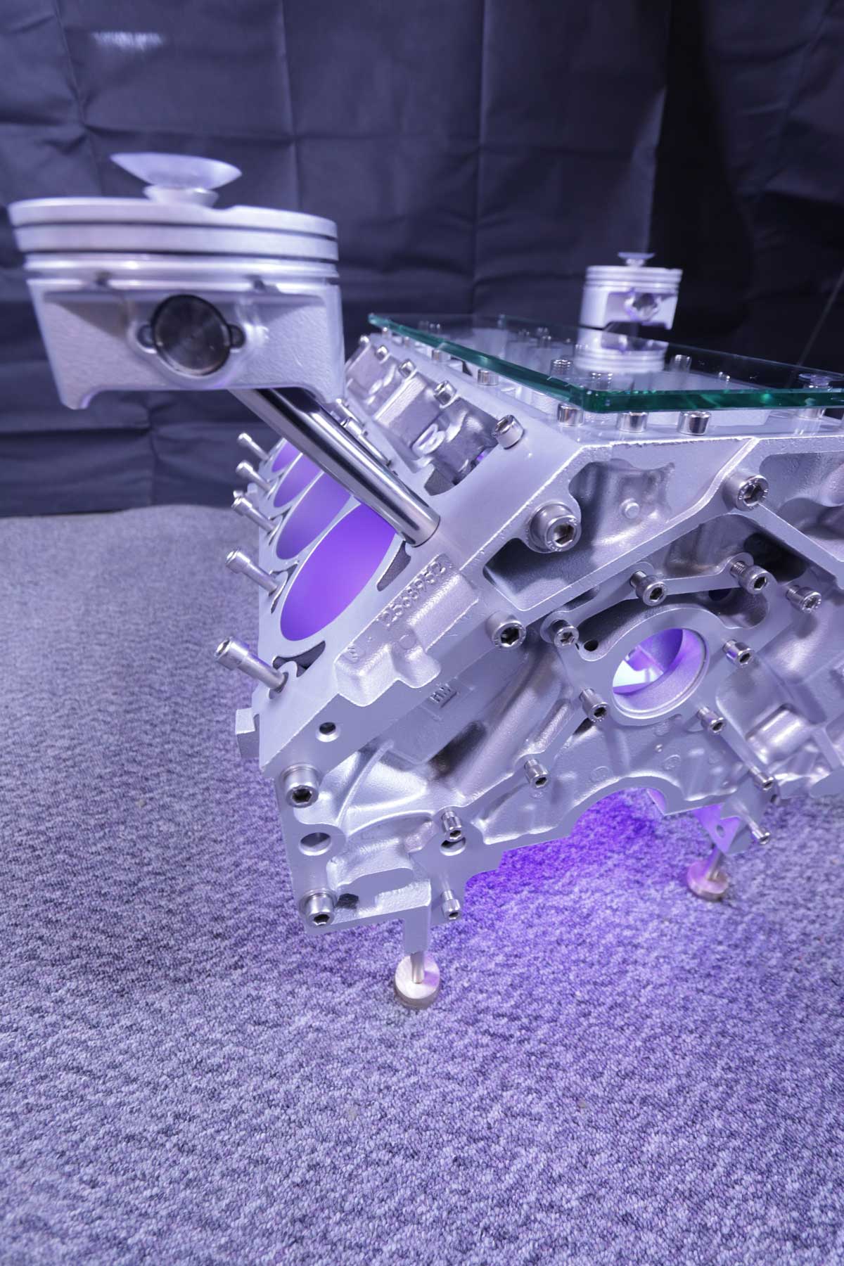 VERKAUFT!! exklusiver Motortisch Corvette V8, 6.0 Liter mit 2 Glasplatten und Beleuchtung
