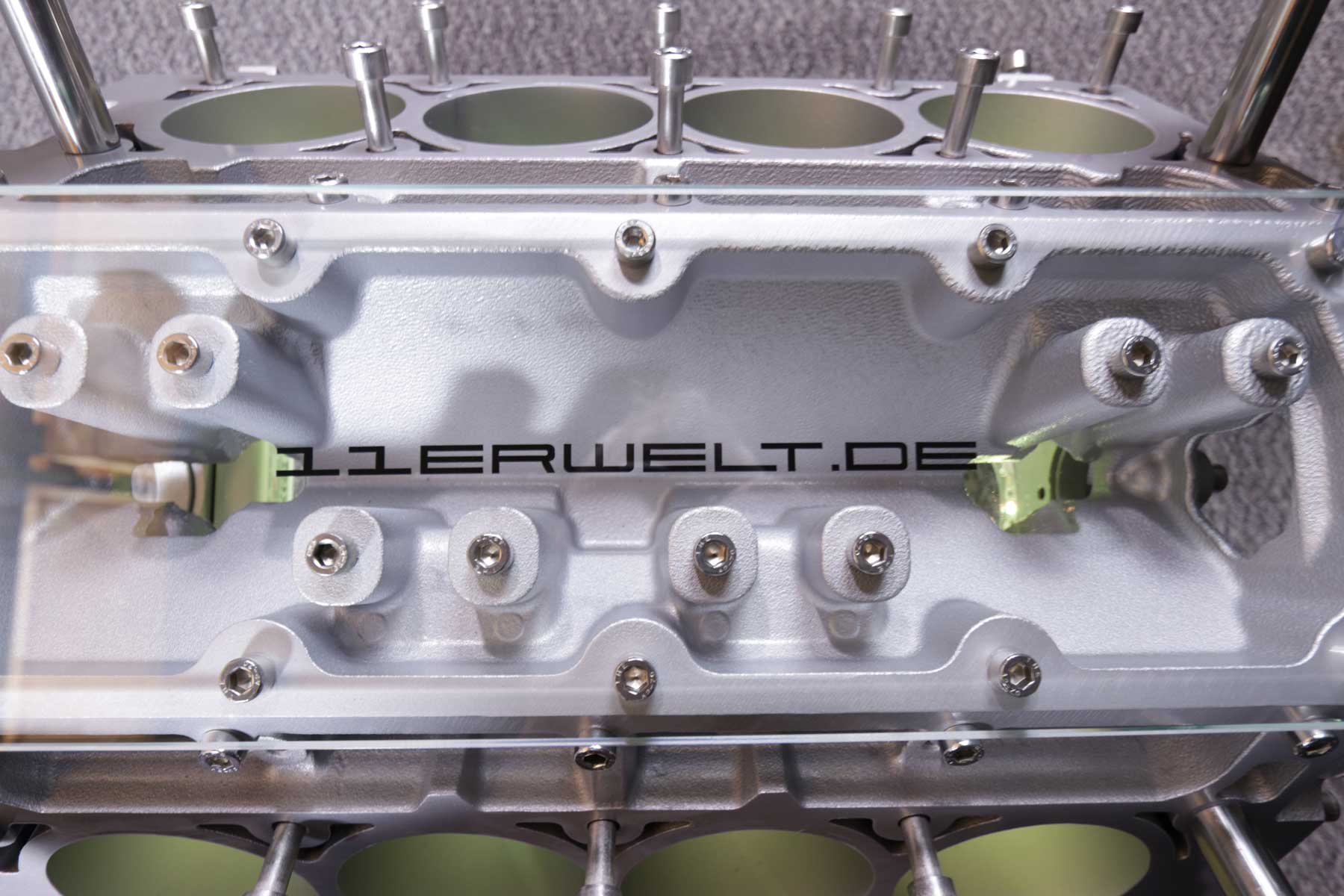VERKAUFT!! exklusiver Motortisch Corvette V8, 6.0 Liter mit 2 Glasplatten und Beleuchtung