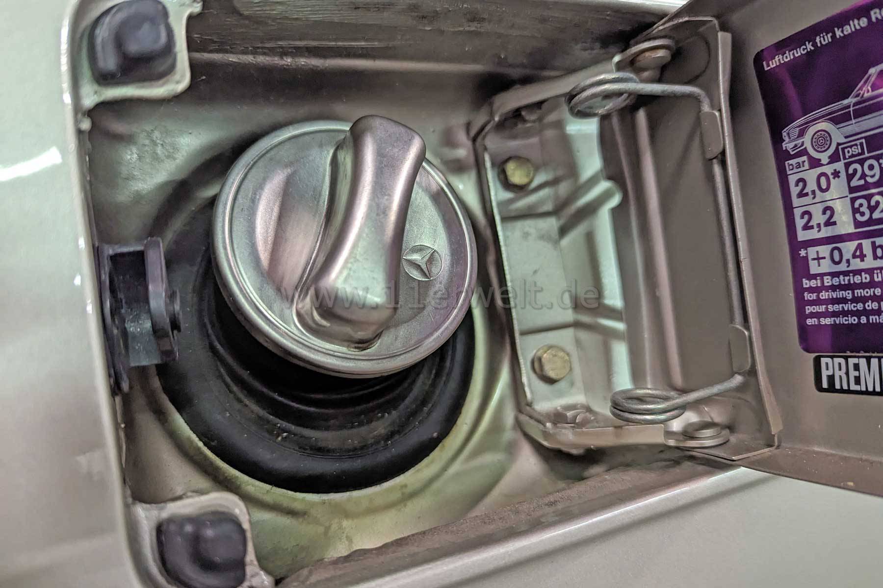 Mercedes Benz R107 SL 560 in Rauchsilber