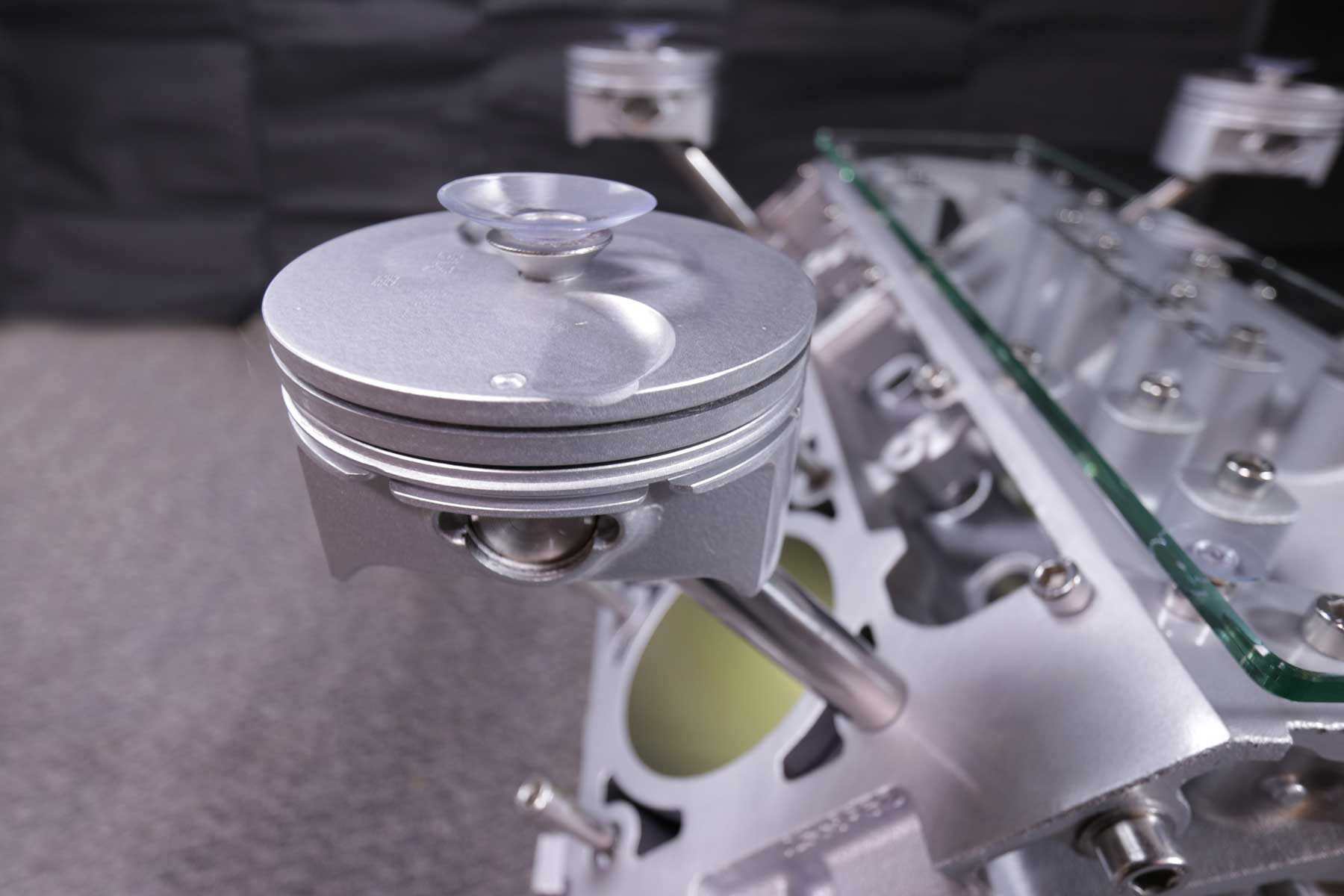 VERKAUFT!! exklusiver Motortisch Corvette V8, 6.0 Liter mit 2 Glasplatten und Beleuchtung