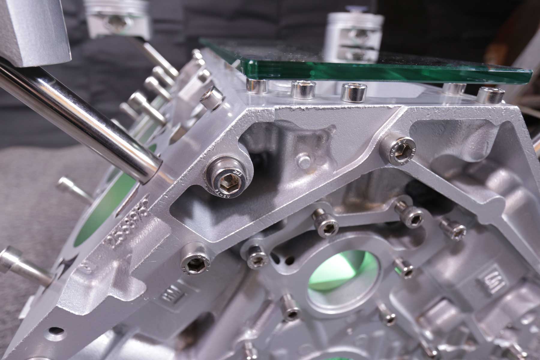 VERKAUFT!! exklusiver Motortisch Corvette V8, 6.0 Liter mit 2 Glasplatten und Beleuchtung