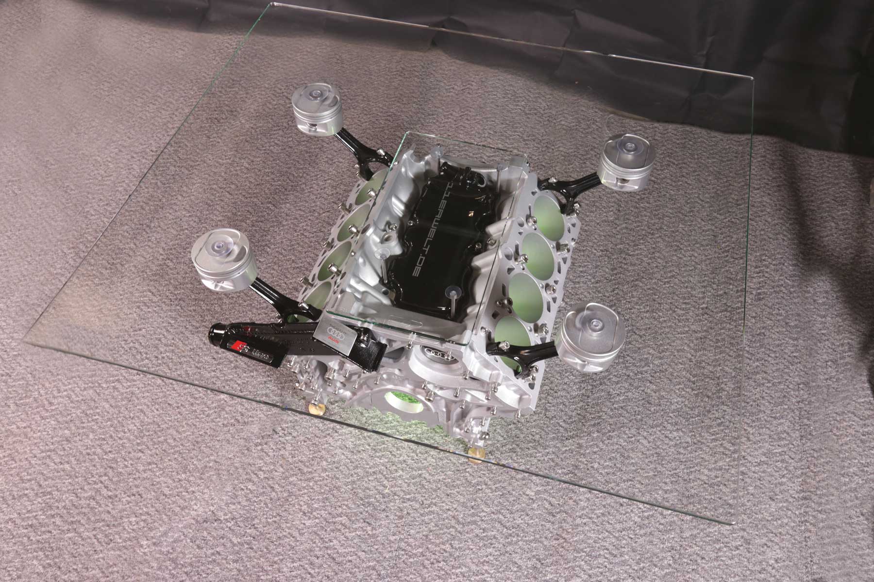 exklusiver Motortisch Audi A8 V8, 4,2 Liter mit 2 Glasplatten und Beleuchtung