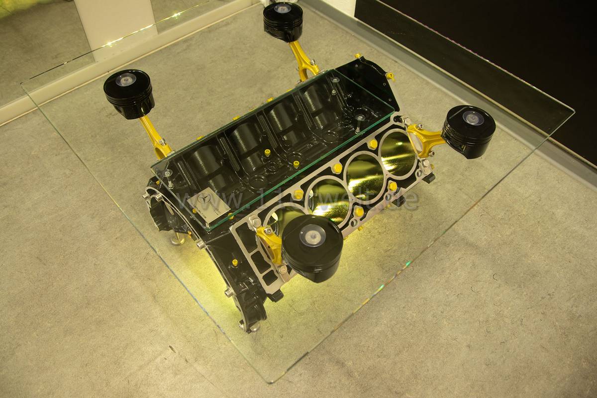 exklusiver Motortisch Mercedes 5,5 Liter V8 mit 2 Glasplatten und Beleuchtung