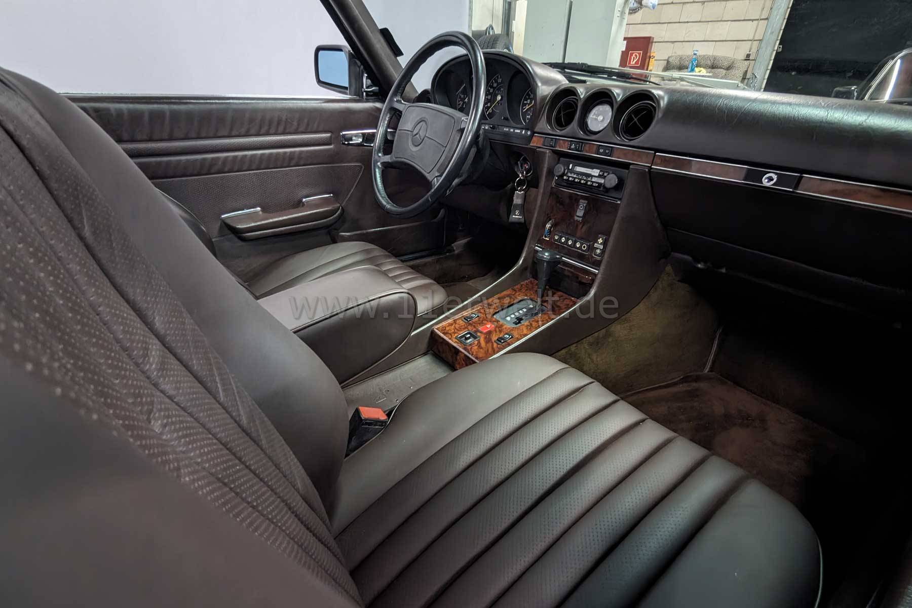 Mercedes Benz R107 SL 560 in Rauchsilber