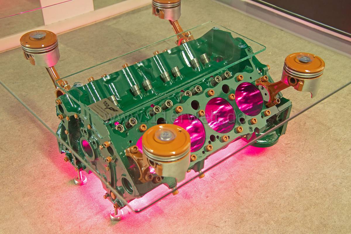 exklusiver Motortisch Corvette 5,7 Liter V8 mit 2 Glasplatten und Beleuchtung