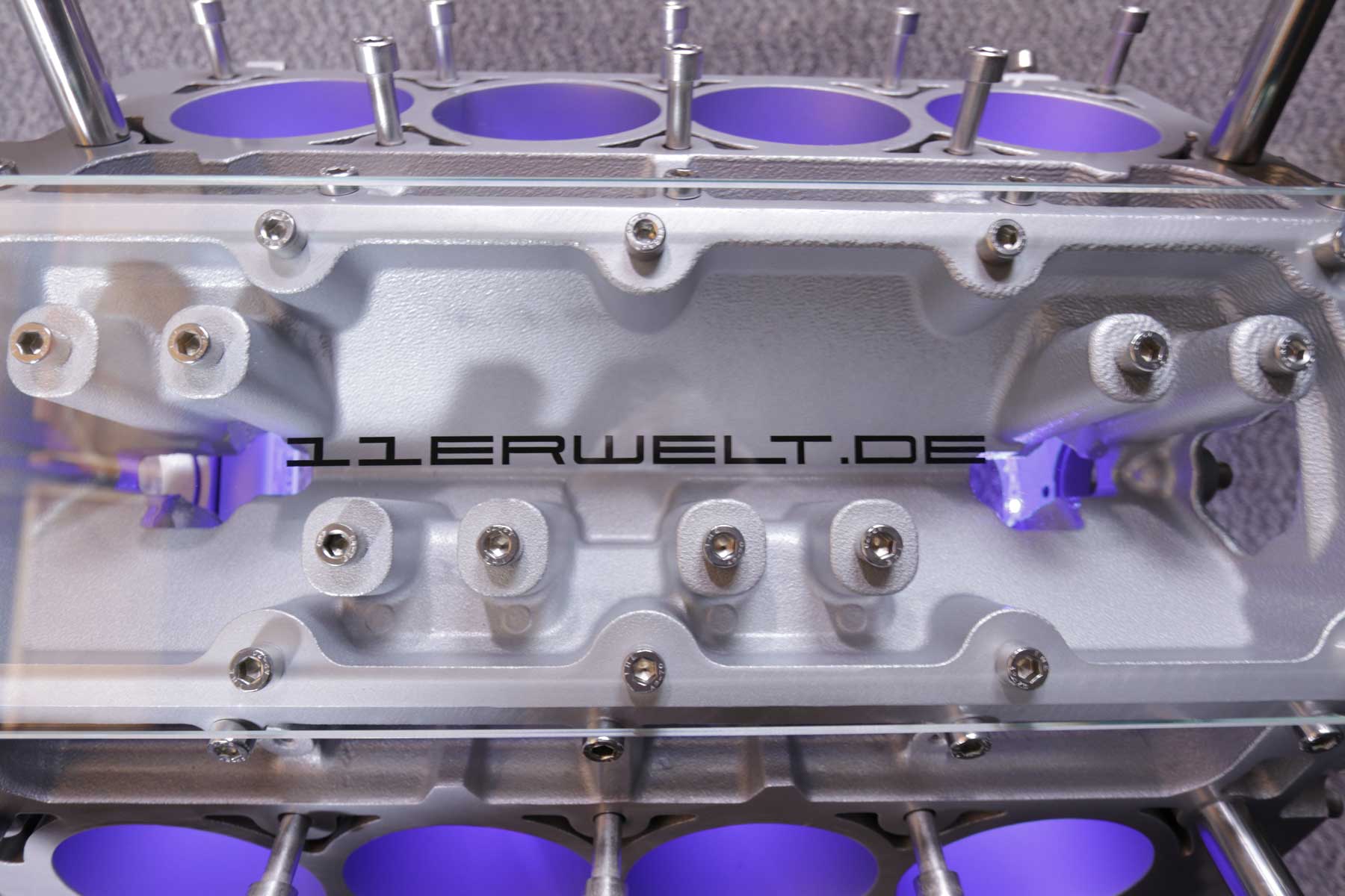 VERKAUFT!! exklusiver Motortisch Corvette V8, 6.0 Liter mit 2 Glasplatten und Beleuchtung