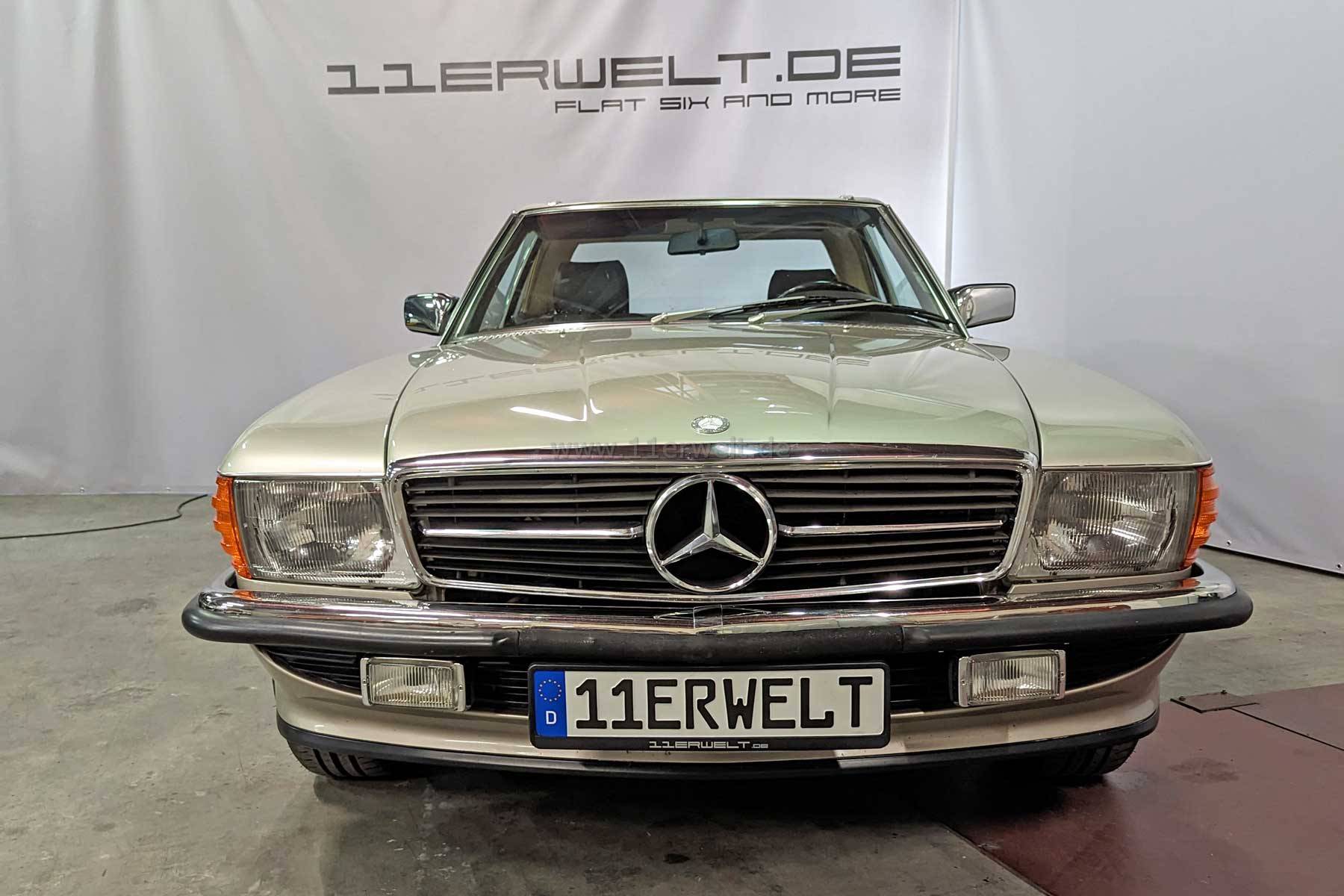Mercedes Benz R107 SL 560 in Rauchsilber