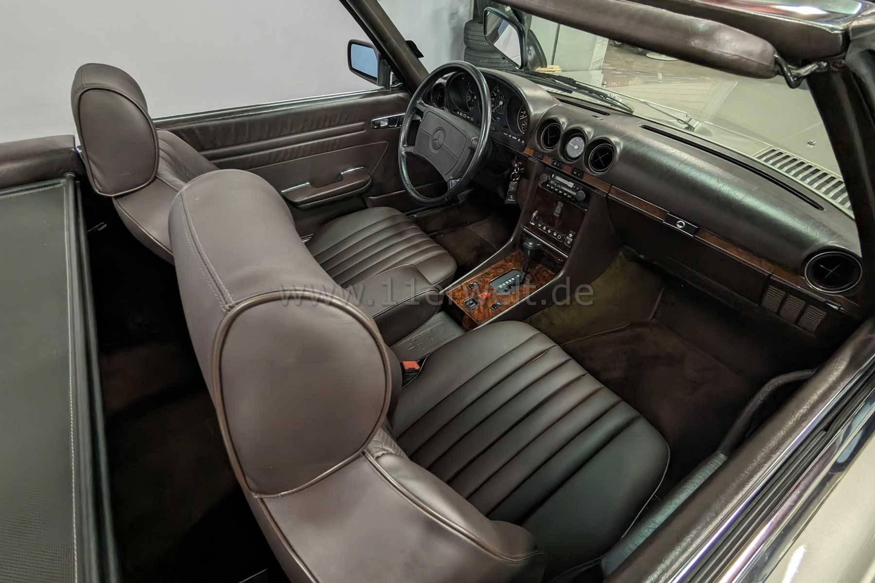 Mercedes Benz R107 SL 560 in Rauchsilber