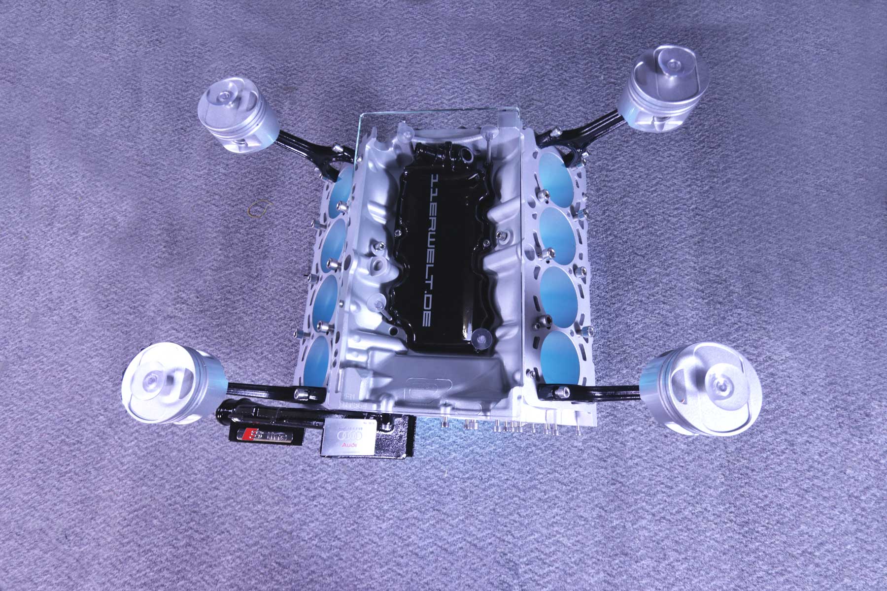 exklusiver Motortisch Audi A8 V8, 4,2 Liter mit 2 Glasplatten und Beleuchtung