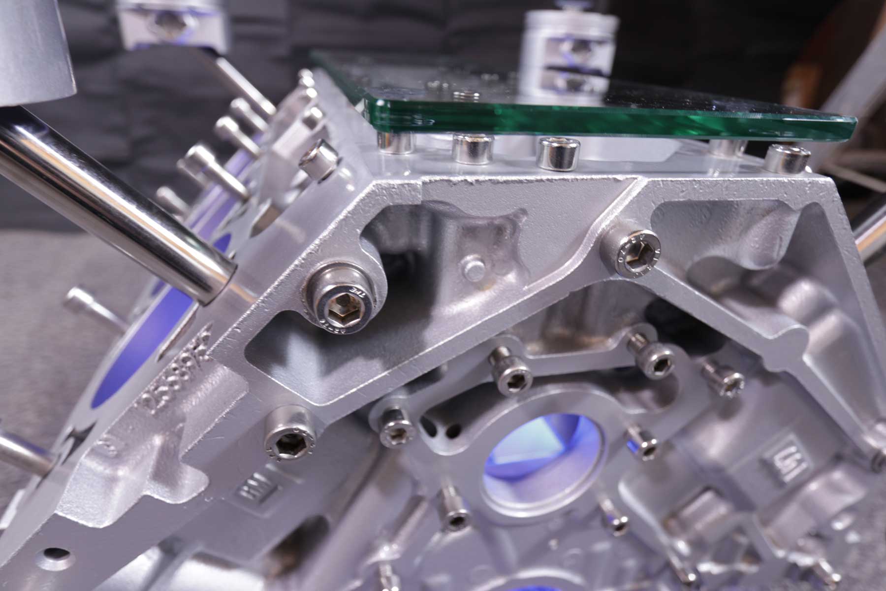 VERKAUFT!! exklusiver Motortisch Corvette V8, 6.0 Liter mit 2 Glasplatten und Beleuchtung