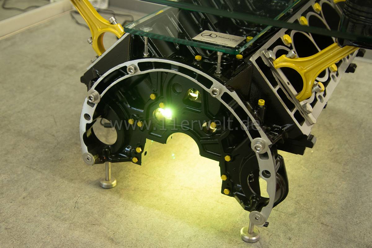 exklusiver Motortisch Mercedes 5,5 Liter V8 mit 2 Glasplatten und Beleuchtung
