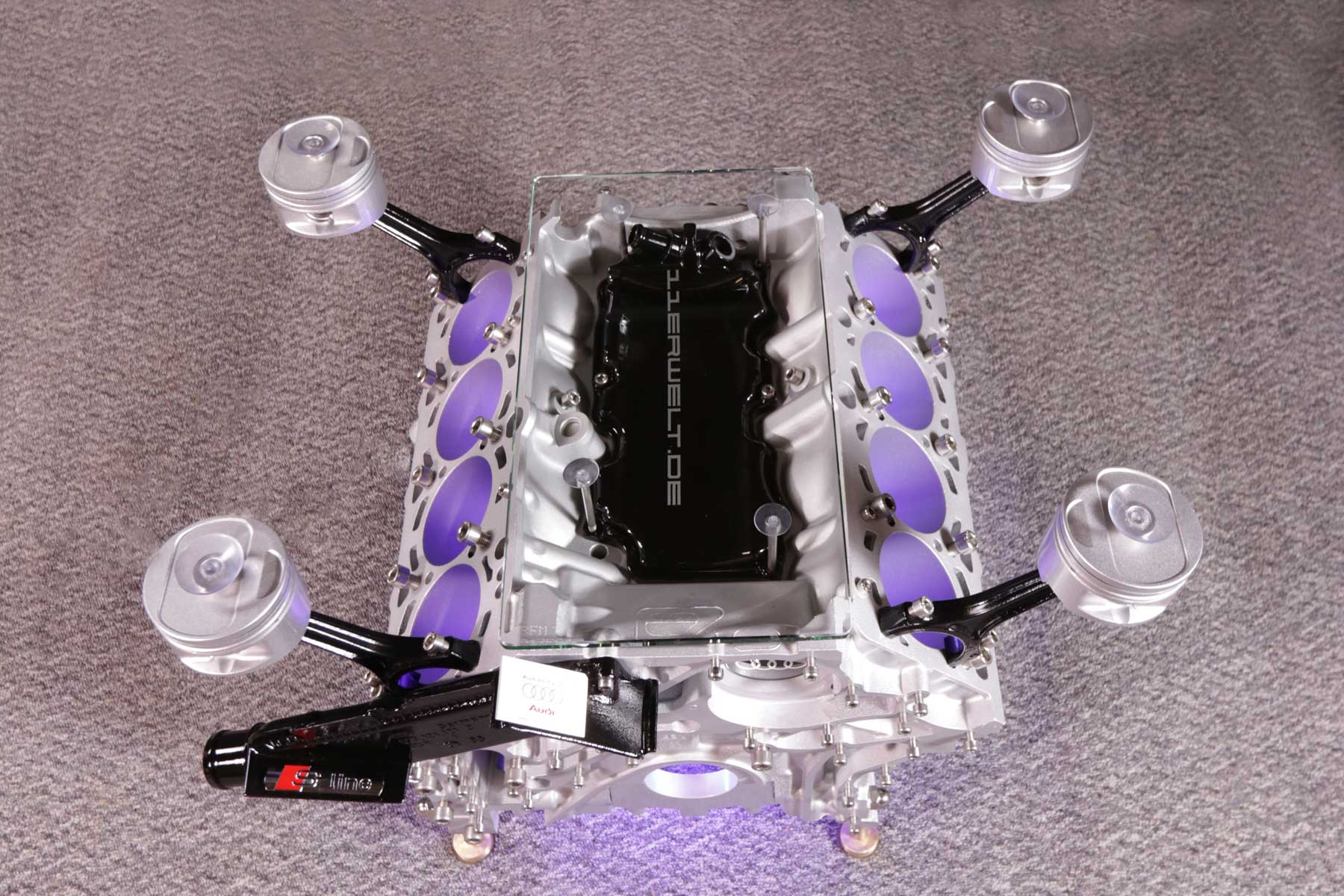 exklusiver Motortisch Audi A8 V8, 4,2 Liter mit 2 Glasplatten und Beleuchtung
