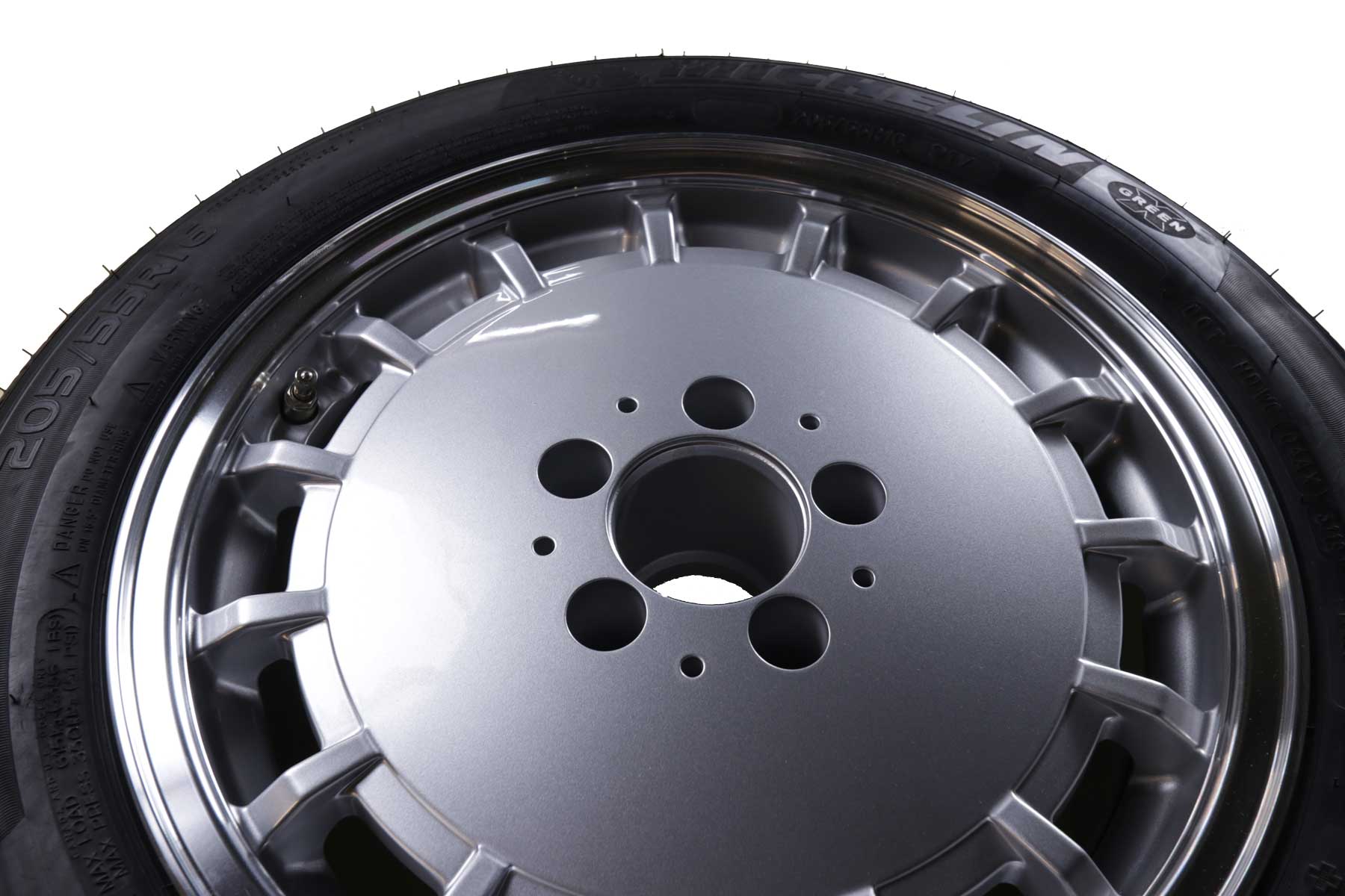 1 Satz Felgen im Gullideckel Design für Mercedes 8 x 16"