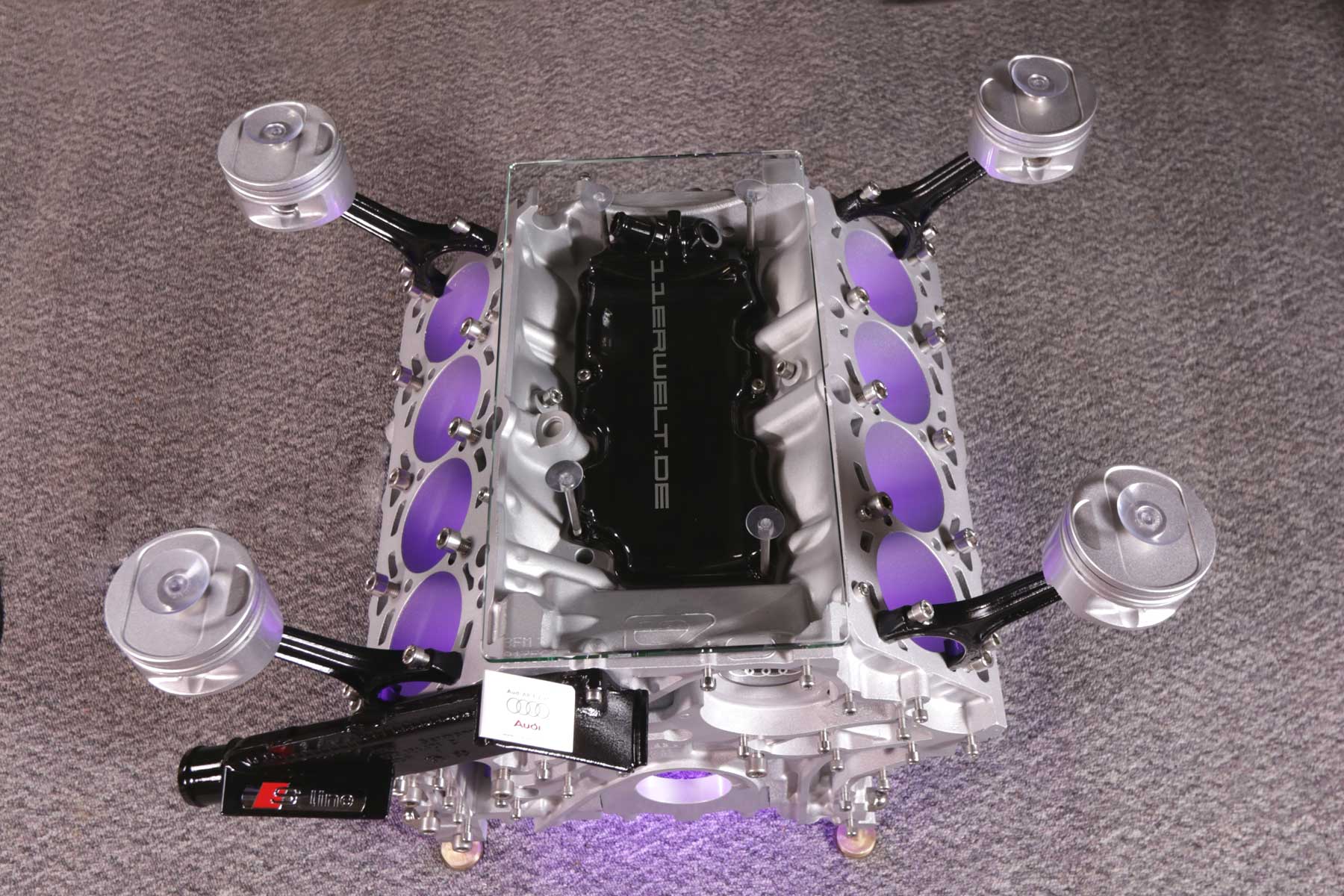 exklusiver Motortisch Audi A8 V8, 4,2 Liter mit 2 Glasplatten und Beleuchtung