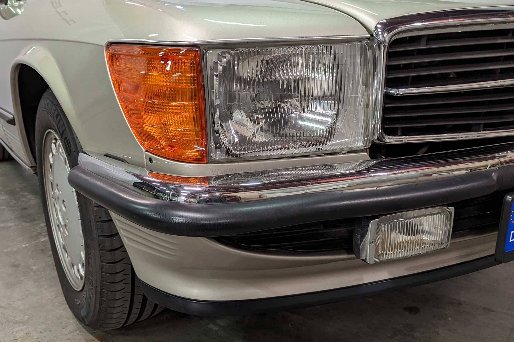 Mercedes Benz R107 SL 560 in Rauchsilber