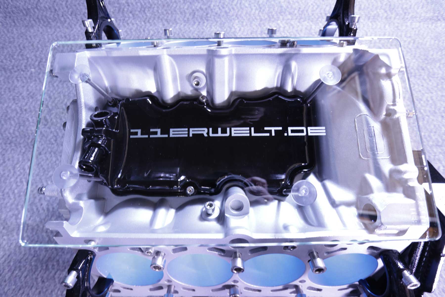 exklusiver Motortisch Audi A8 V8, 4,2 Liter mit 2 Glasplatten und Beleuchtung