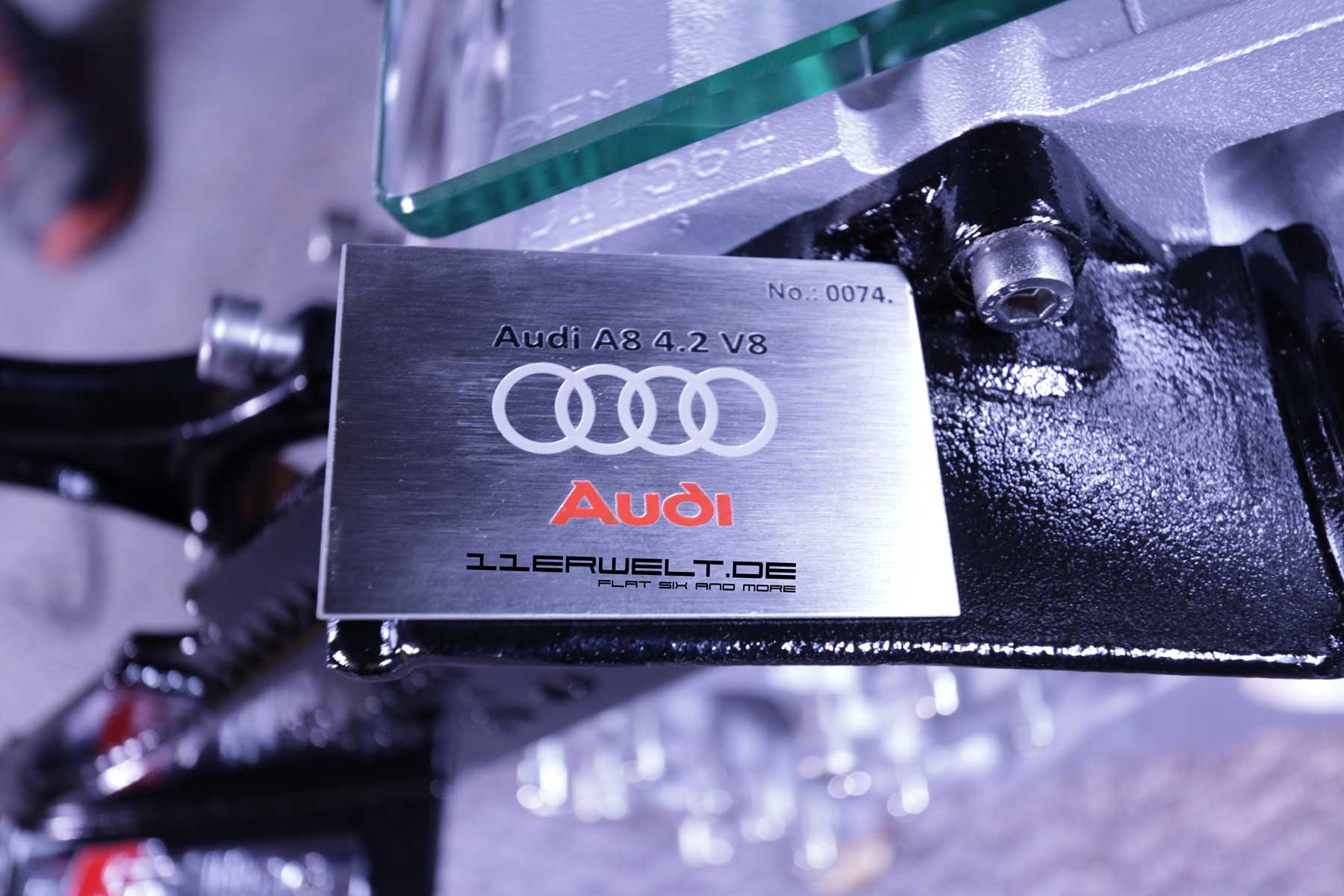 exklusiver Motortisch Audi A8 V8, 4,2 Liter mit 2 Glasplatten und Beleuchtung