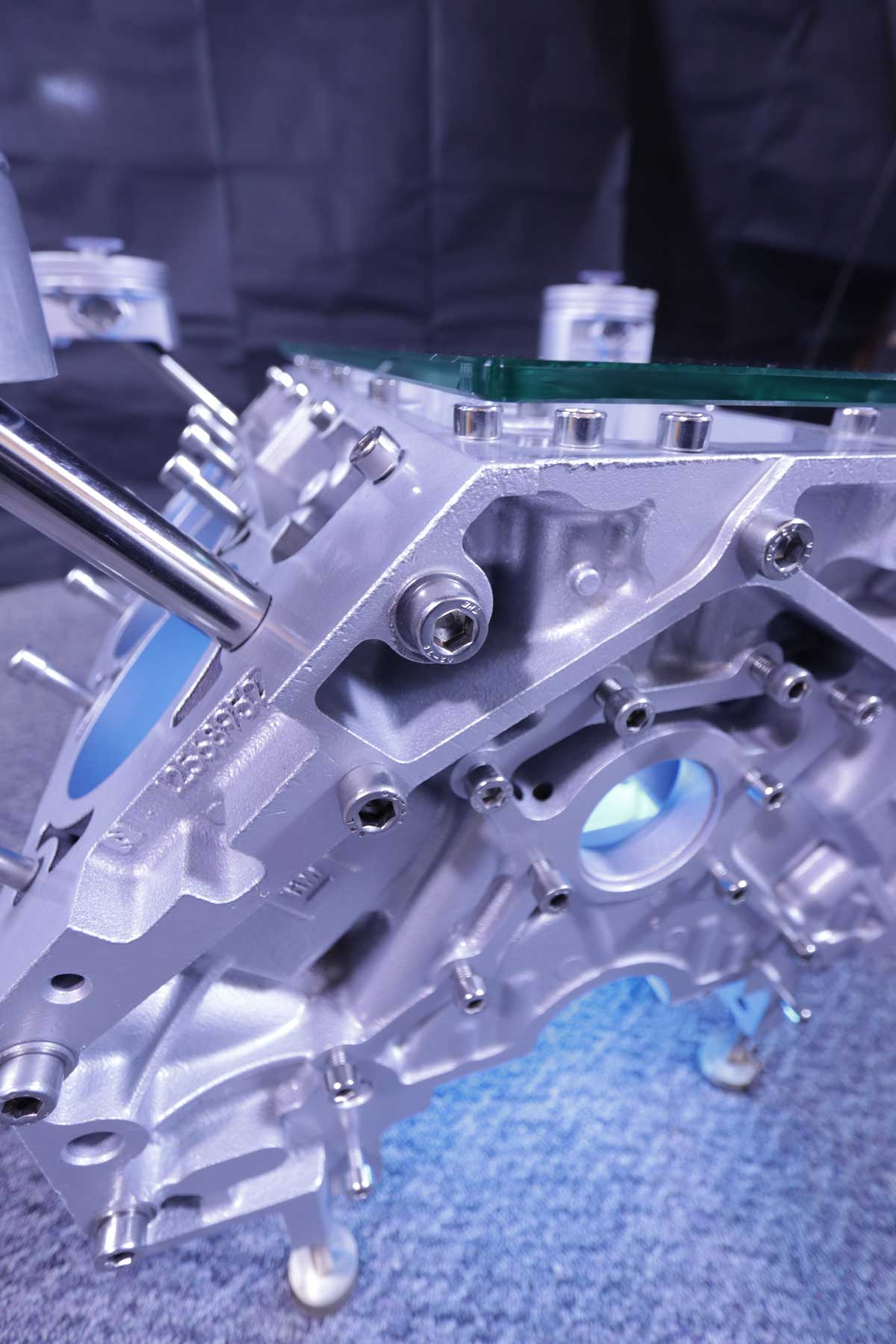 VERKAUFT!! exklusiver Motortisch Corvette V8, 6.0 Liter mit 2 Glasplatten und Beleuchtung