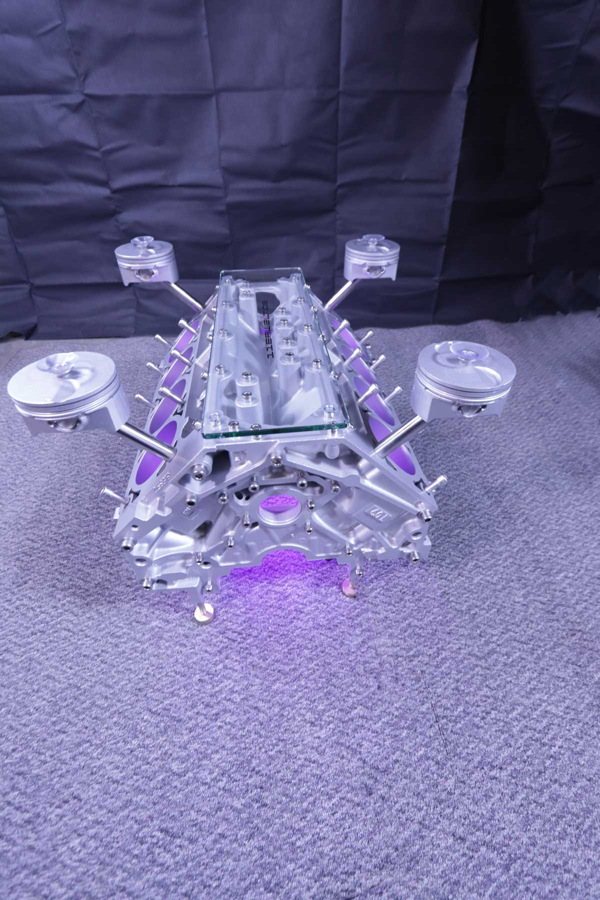 VERKAUFT!! exklusiver Motortisch Corvette V8, 6.0 Liter mit 2 Glasplatten und Beleuchtung