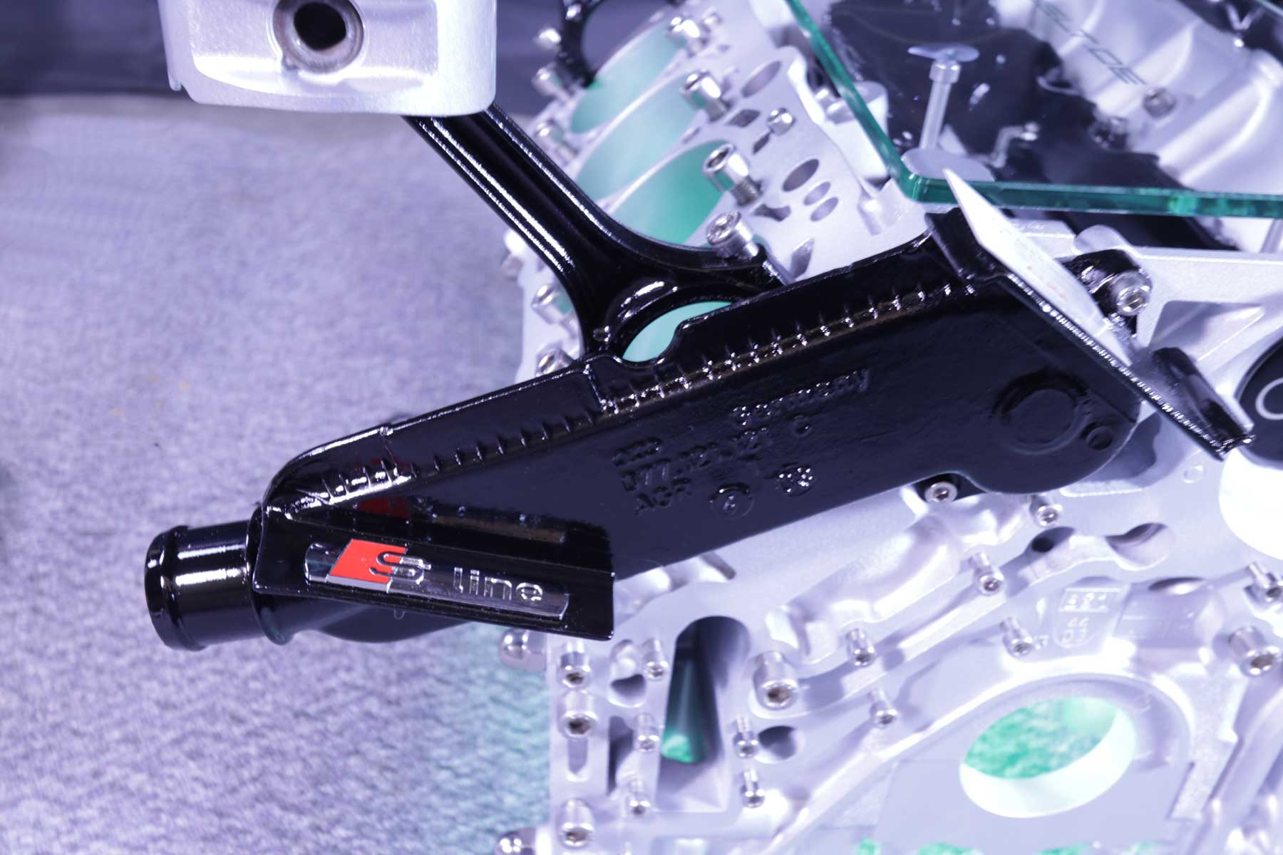 exklusiver Motortisch Audi A8 V8, 4,2 Liter mit 2 Glasplatten und Beleuchtung