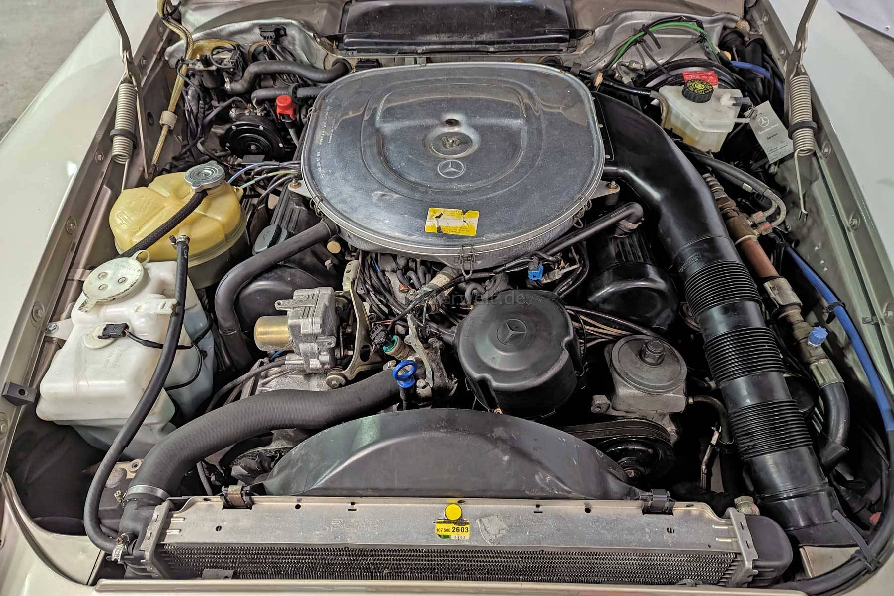 Mercedes Benz R107 SL 560 in Rauchsilber