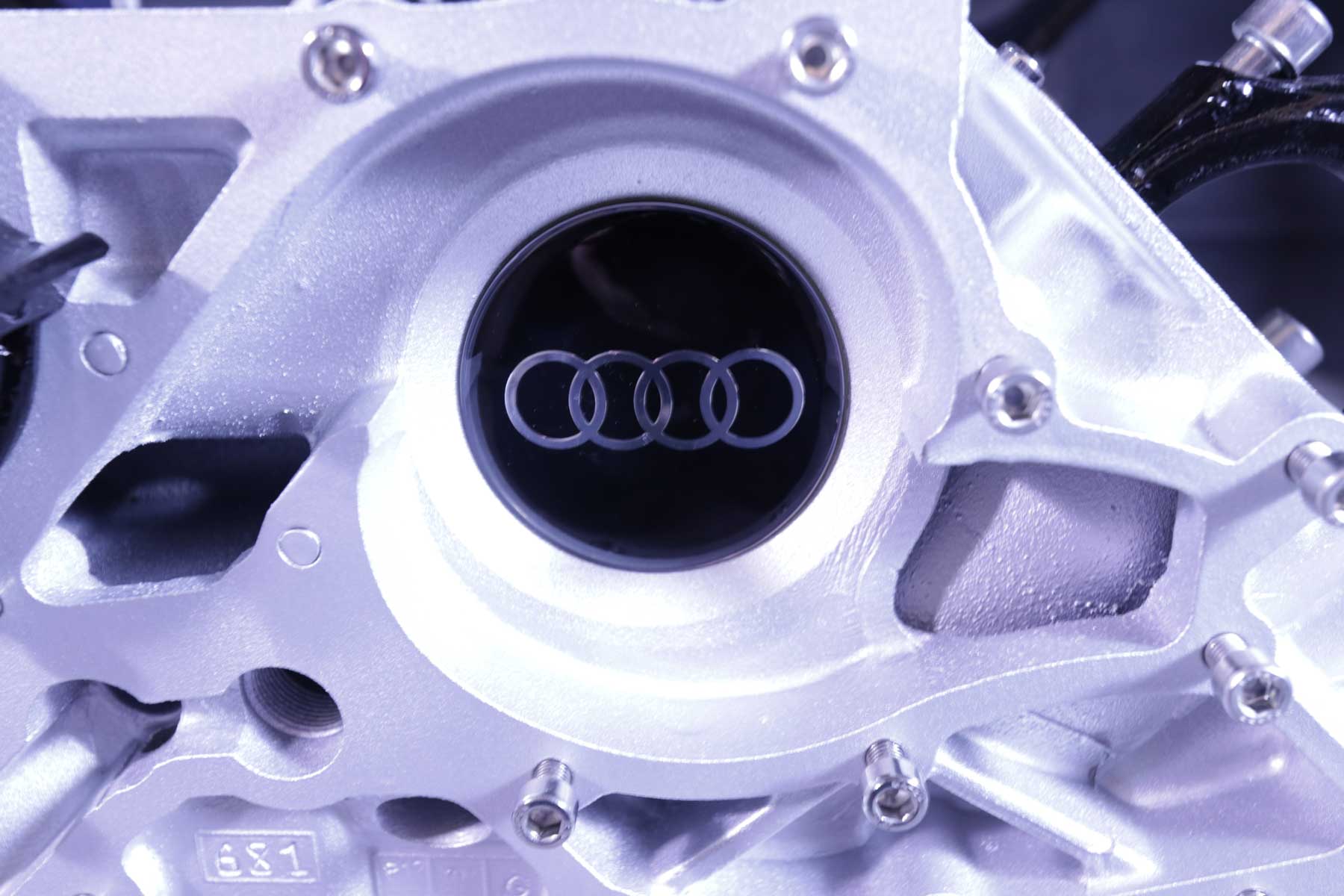 exklusiver Motortisch Audi A8 V8, 4,2 Liter mit 2 Glasplatten und Beleuchtung