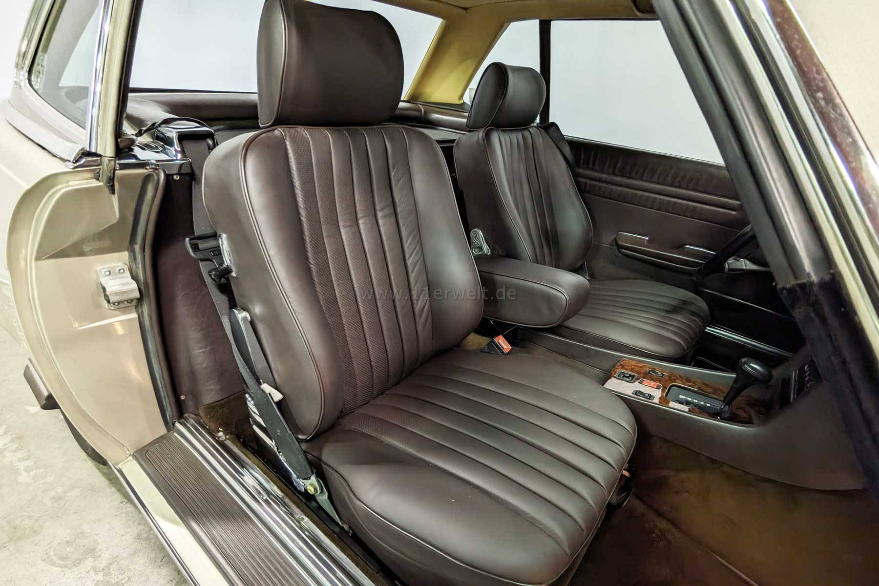 Mercedes Benz R107 SL 560 in Rauchsilber