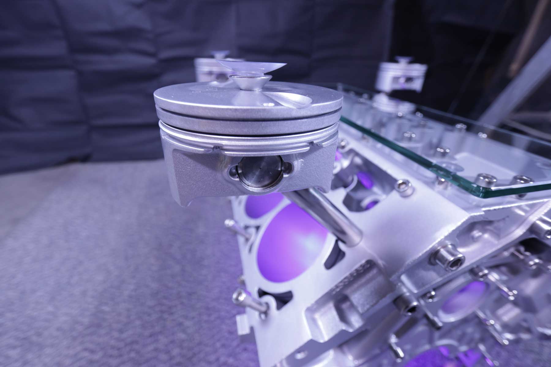 VERKAUFT!! exklusiver Motortisch Corvette V8, 6.0 Liter mit 2 Glasplatten und Beleuchtung