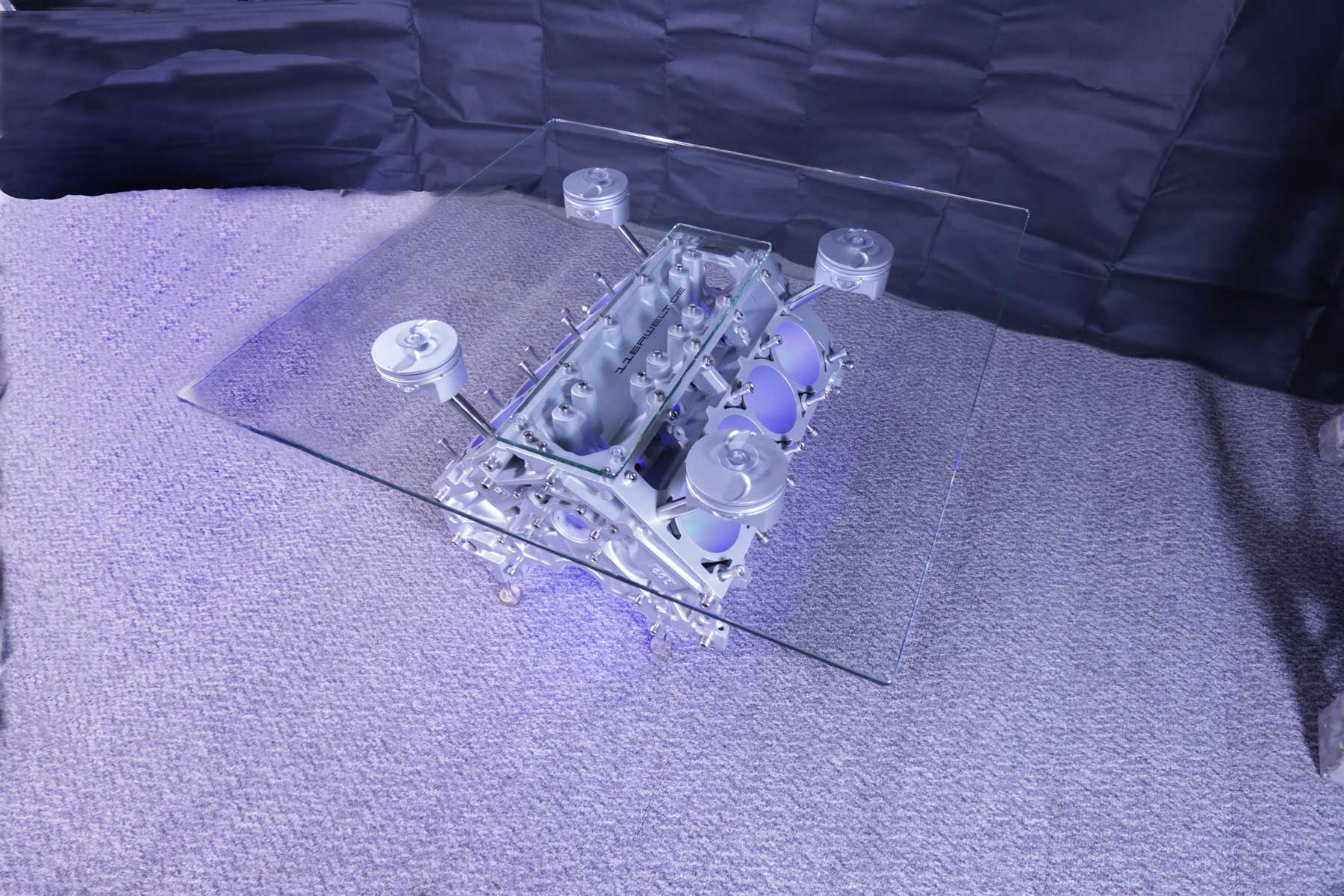 VERKAUFT!! exklusiver Motortisch Corvette V8, 6.0 Liter mit 2 Glasplatten und Beleuchtung