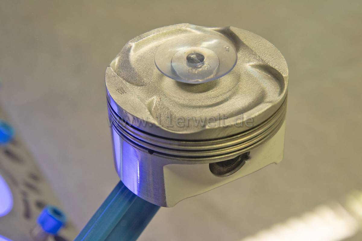 exklusiver Motortisch Porsche 4.4 Liter V8 mit 2 Glasplatten und Beleuchtung