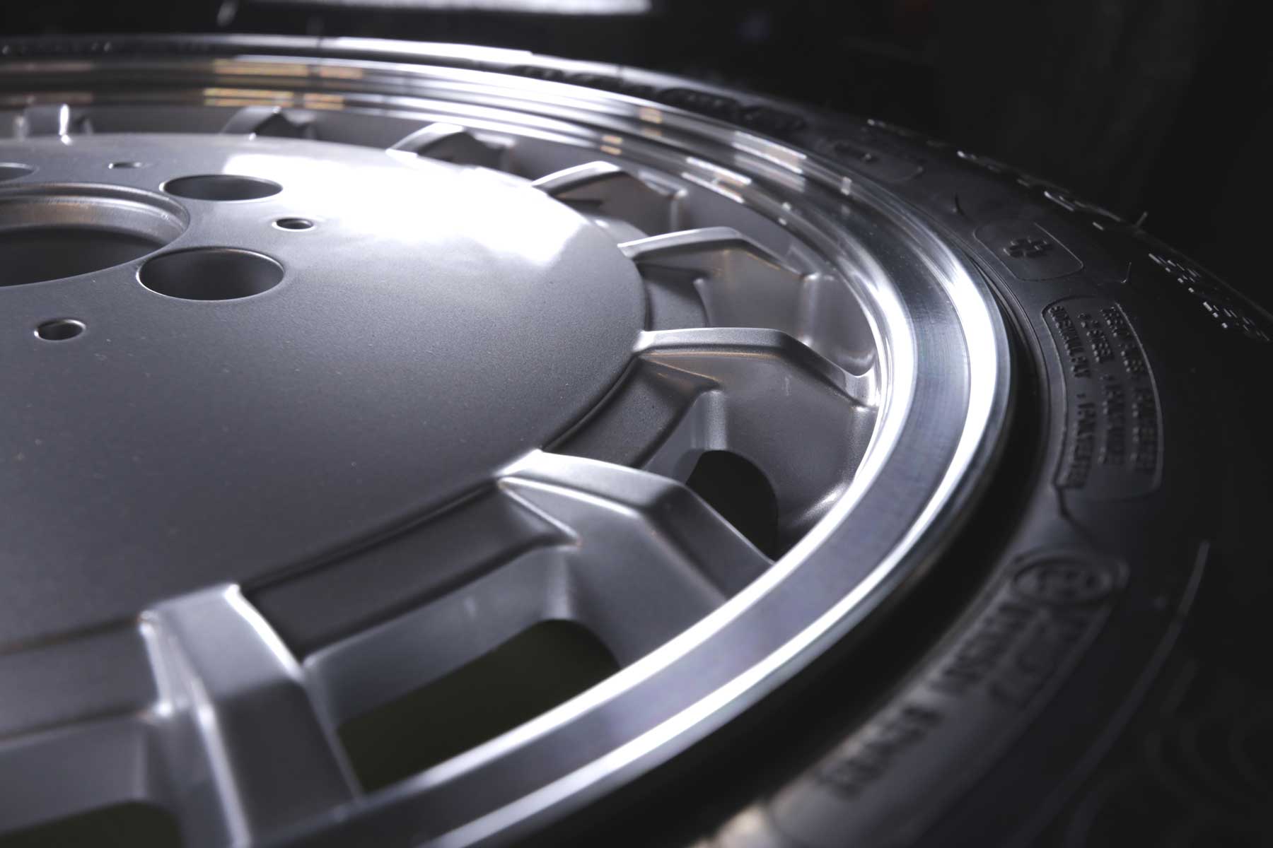 1 Satz Felgen im Gullideckel Design für Mercedes 8 x 16"