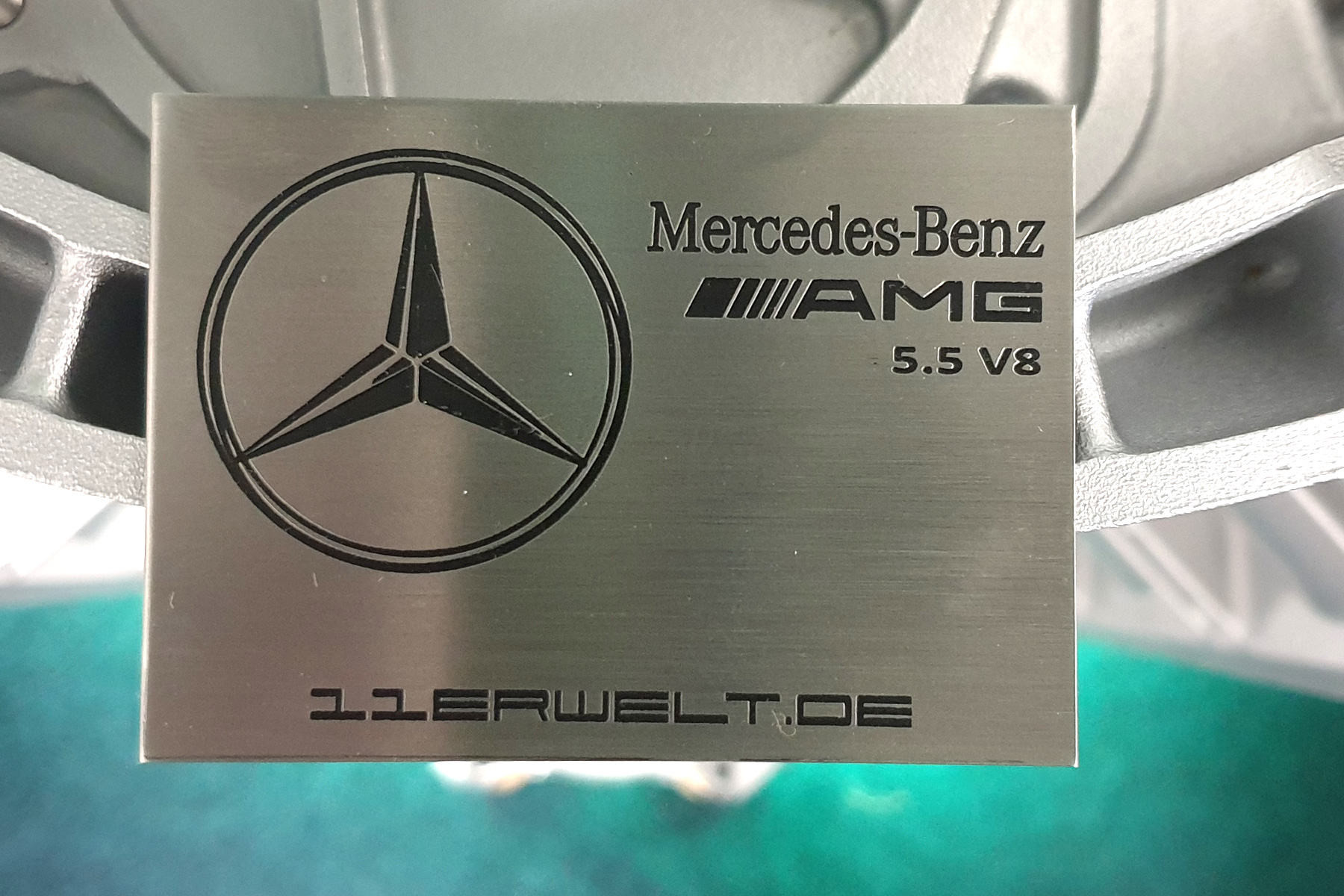 VERKAUFT! exklusiver Motortisch Mercedes AMG V8 5.5 mit runder Glasplatte und Beleuchtung