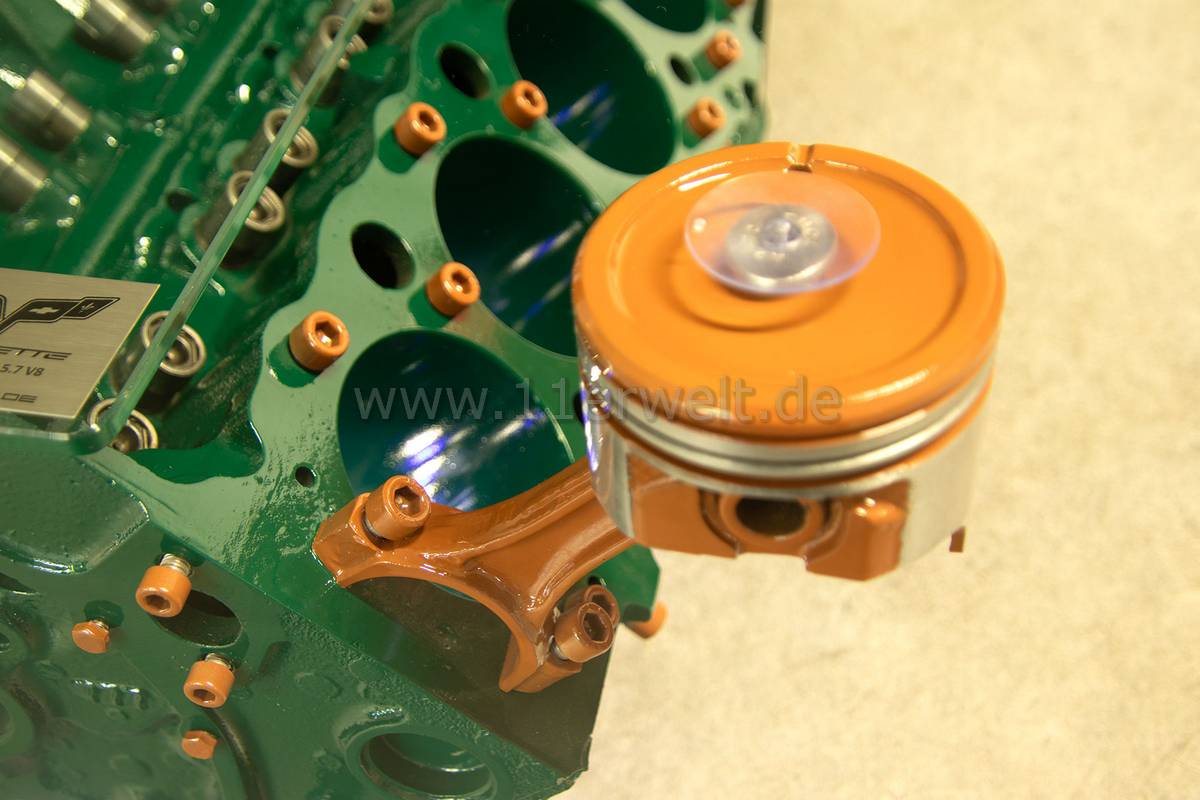 exklusiver Motortisch Corvette 5,7 Liter V8 mit 2 Glasplatten und Beleuchtung