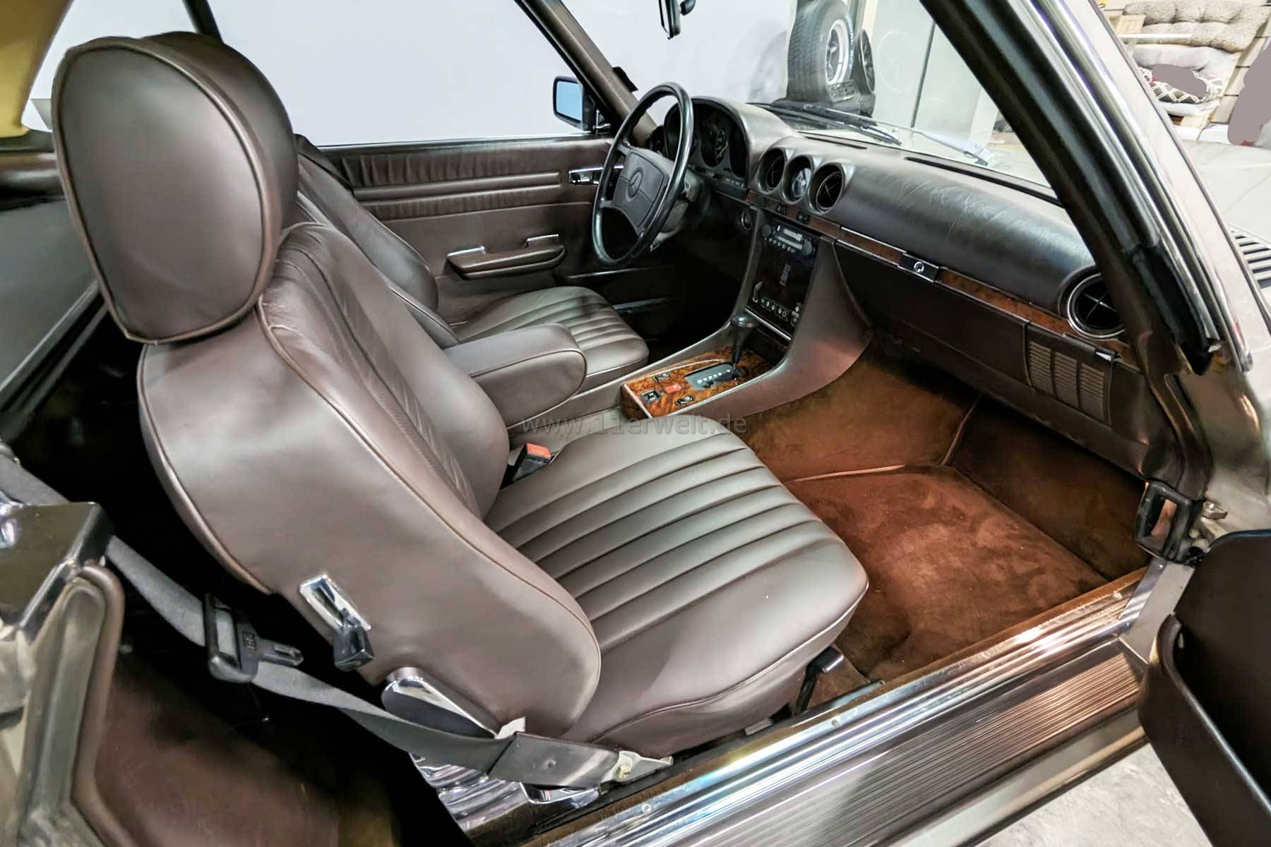 Mercedes Benz R107 SL 560 in Rauchsilber