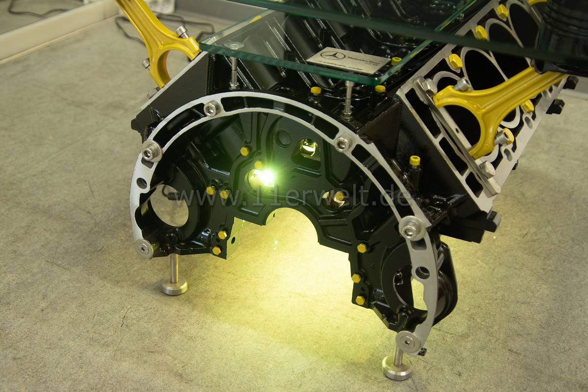 exklusiver Motortisch Mercedes 5,5 Liter V8 mit 2 Glasplatten und Beleuchtung
