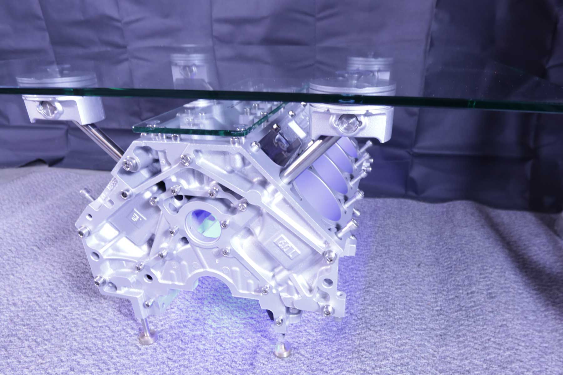 VERKAUFT!! exklusiver Motortisch Corvette V8, 6.0 Liter mit 2 Glasplatten und Beleuchtung