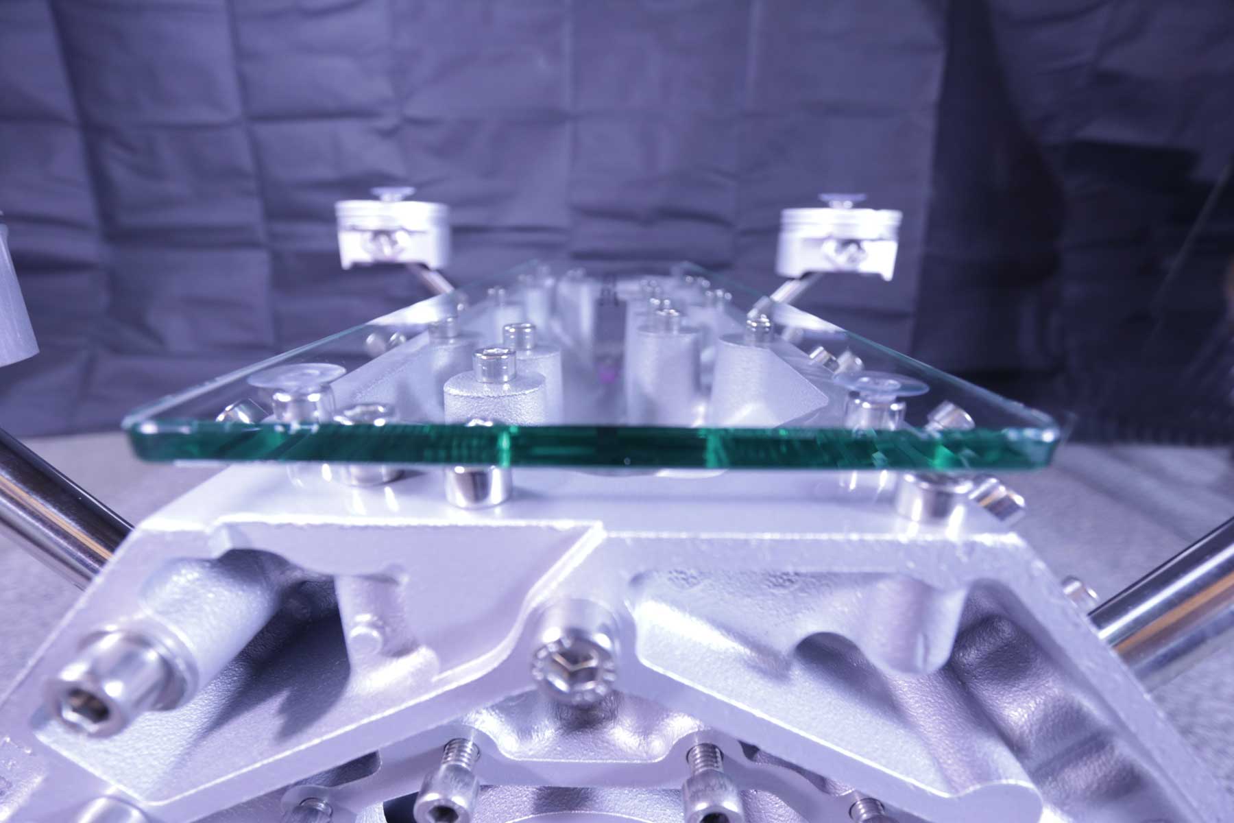 VERKAUFT!! exklusiver Motortisch Corvette V8, 6.0 Liter mit 2 Glasplatten und Beleuchtung