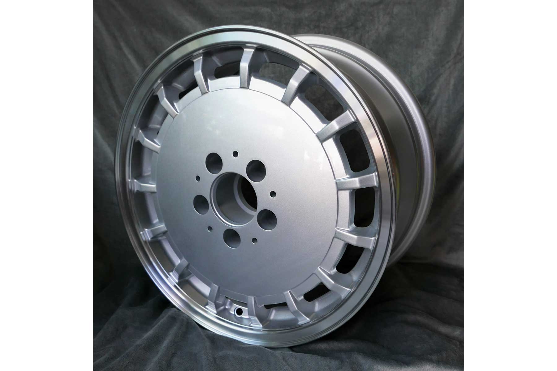 1 Satz Felgen im Gullideckel Design für Mercedes 8 x 16"