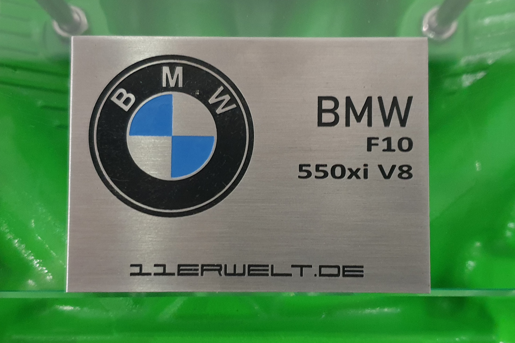 VERKAUFT! exklusiver Motortisch BMW F10 550Xi V8 mit 2 Glasplatten und Beleuchtung