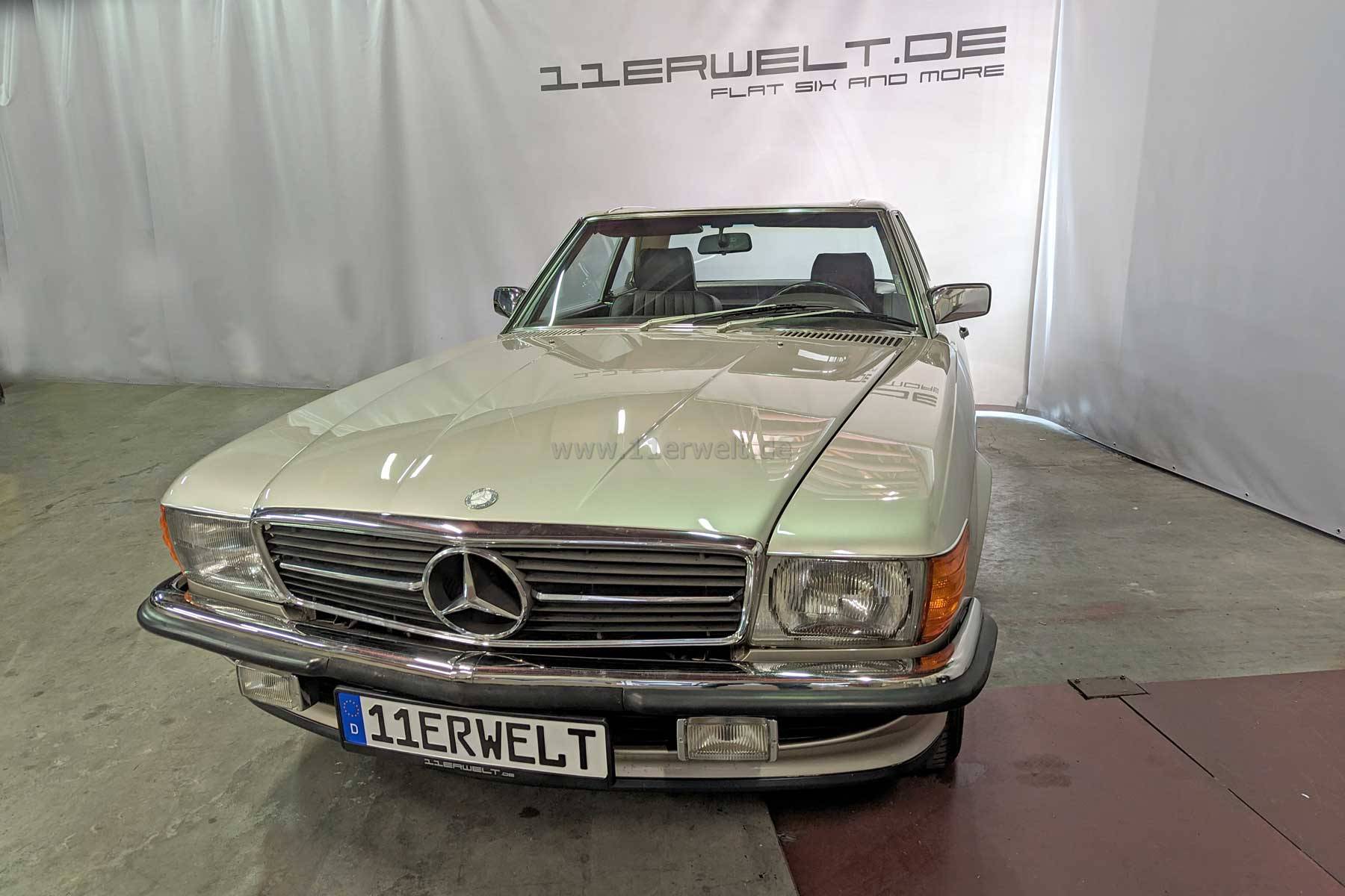 Mercedes Benz R107 SL 560 in Rauchsilber
